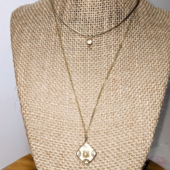 Pair of Gold Vintage Classic Pendant Necklaces - Picture 4 of 4